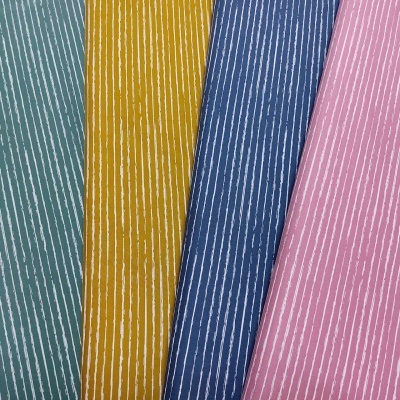 Tecidos com riscas brancas verticais em quatro cores diferentes