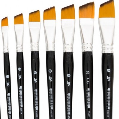 Sete pincéis de pintura com cerdas amarelas e cabos pretos alinhados