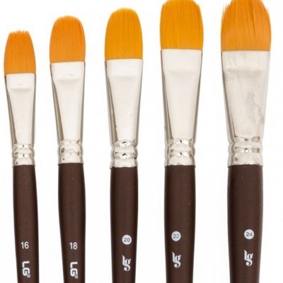 Cinco pincéis de pintura com cerdas laranja e cabos castanhos escuros