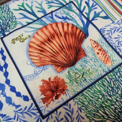 Lenço com padrão marinho e texto POST CARD