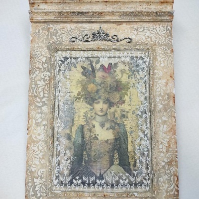 Quadro decorativo vintage com mulher e frutas no chapéu