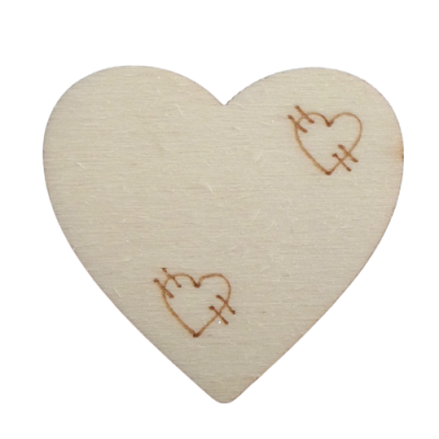 Coração em madeira clara com dois pequenos corações queimados