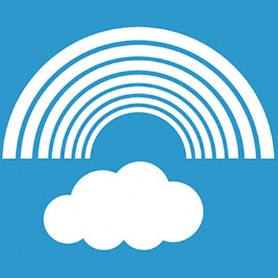 Arco-íris e nuvem brancos sobre fundo azul