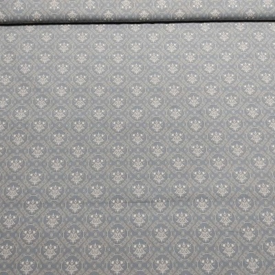 Tecido azul claro com padrão floral branco