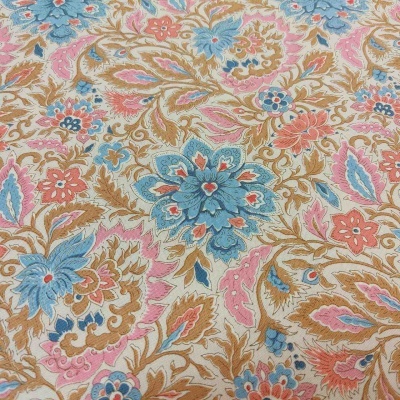 Tecido com padrão floral multicolorido em tons pastel e terrosos
