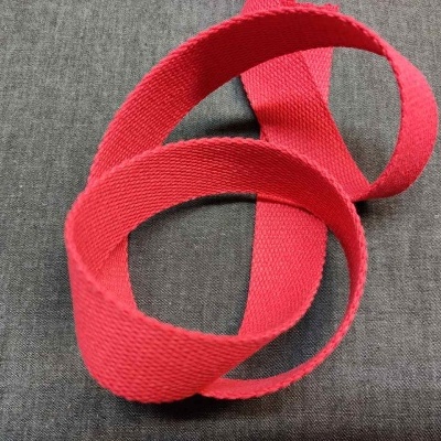 Fita têxtil vermelha sobre superfície cinzenta