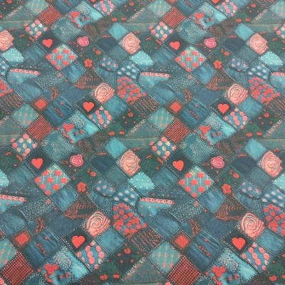 Tecido estampado com padrão de retângulos azul e vermelho com corações e rosas