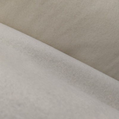 Superfície estofada em tecido bege claro com textura suave e aveludada