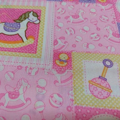 Pano rosa com desenhos infantis de cavalos de balanço e brinquedos