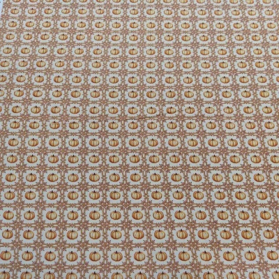 Padrão repetido de abóboras laranja em fundo branco com etiquetas circulares