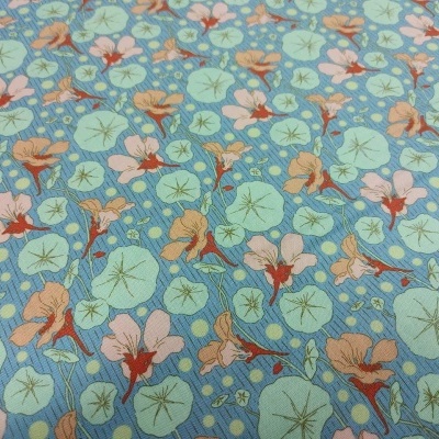 Tecido azul claro com padrão floral colorido