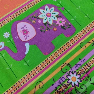 Pano com padrão colorido de elefante e flores