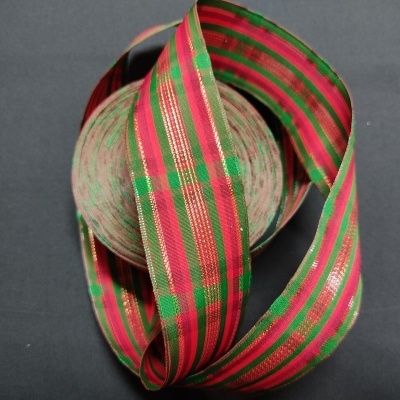 Fita decorativa vermelha, verde e dourada enrolada