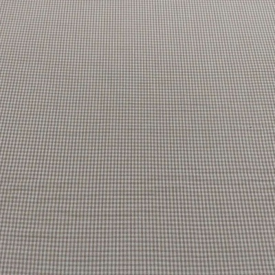 tecido xadrez bege, castanho e branco sobre superfície plana