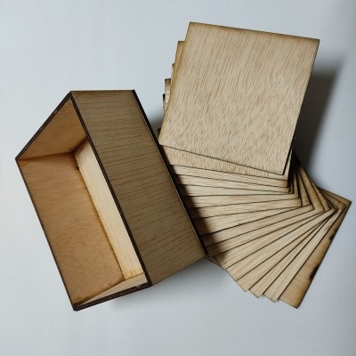 Caixa de madeira aberta e doze placas quadradas em madeira clara, dispostas em leque