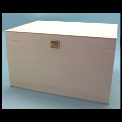 Caixa de madeira branca com fecho dourado sobre fundo azul