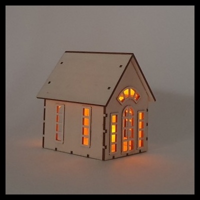 Casa decorativa em madeira com luzes amarelas internas