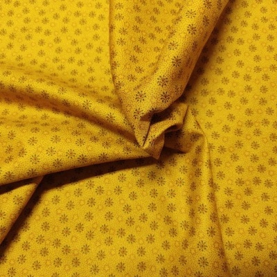tecido amarelo com padrão de pequenas flores marrons