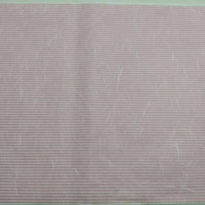 Tecido listrado rosa claro e branco com marcas brancas sobre fundo verde claro