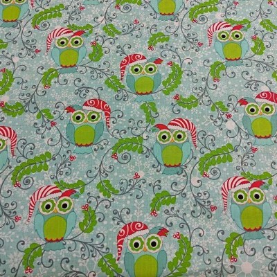 Tecido com padrão de corujas de Natal verdes e azuis