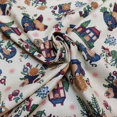 tecido branco com padrão de desenhos infantis coloridos