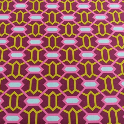 Tecido com padrão geométrico colorido em tons vinho, amarelo, rosa e azul claro