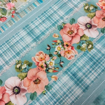 Tecido azul com padrão xadrez e flores cor-de-rosa