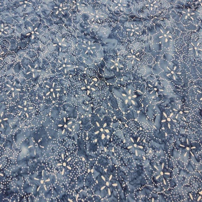 tecido azul com padrão floral branco e textura