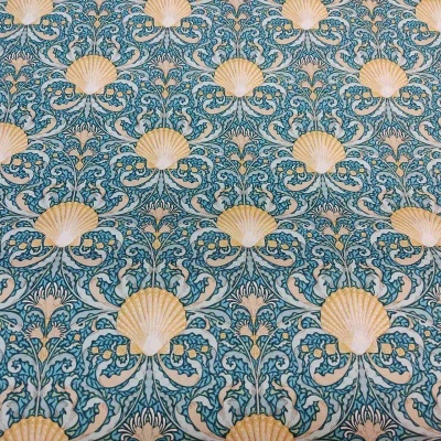 Papel de parede ou tecido com padrão azul, bege e branco com conchas douradas e elementos florais