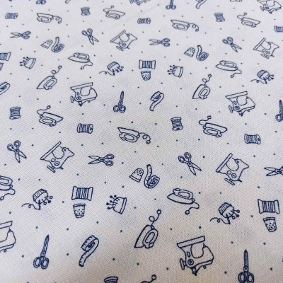 tecido branco com padrão azul de itens de costura repetidos