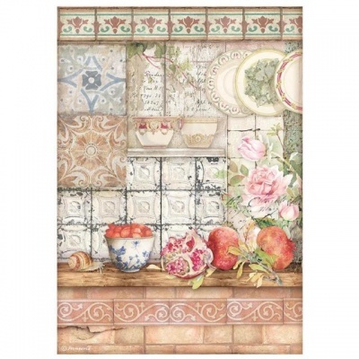 Painel decorativo com azulejos coloridos, porcelanas, frutas e flores numa prateleira de madeira