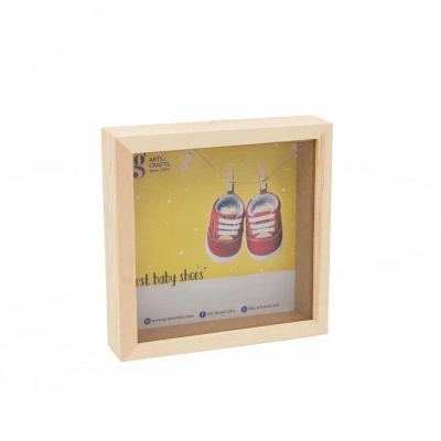 quadro decorativo com sapatilhas de bebé vermelhas e moldura de madeira