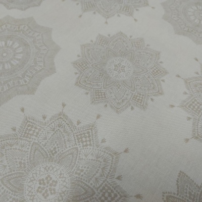 Tecido decorativo com padrão de mandalas bege em fundo creme