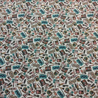 Tecido branco com padrão de objetos retro relacionados com música em várias cores