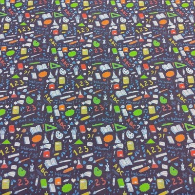 tecido com padrão escolar colorido sobre fundo azul escuro