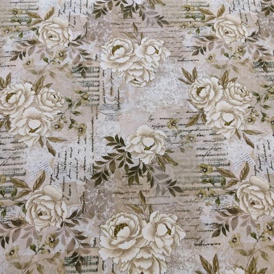 tecido decorativo com padrão floral e texto cursivo em tons bege e verde