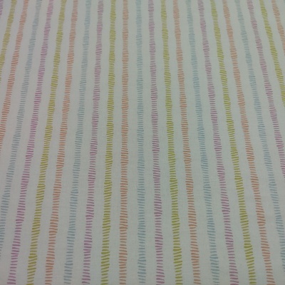 Tecido branco com riscas verticais coloridas de algodão