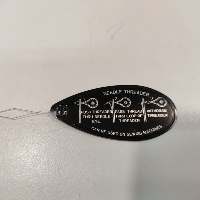 Agulha passador de linha preta para máquina de costura com instruções em inglês