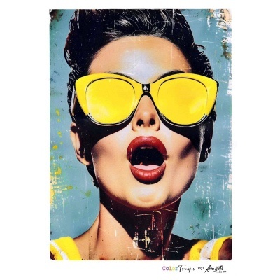 Cartaz de mulher com óculos de sol amarelos, batom vermelho e fundo azul envelhecido