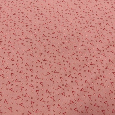 Tecido rosa com padrão geométrico vermelho
