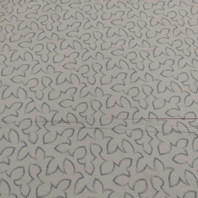 Tecido cinzento claro com padrão abstrato cinzento escuro e costura horizontal