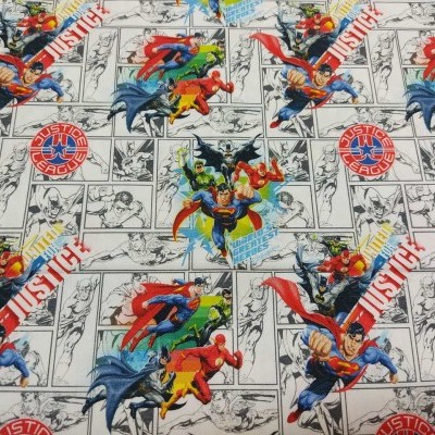 Tecido estampado da Justice League com personagens coloridos e desenhos em preto e branco