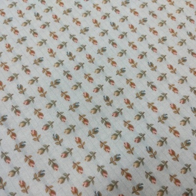 Tecido branco com padrão floral pequeno e repetido em várias cores