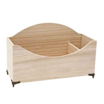 Caixa organizadora de madeira clara com duas divisões e pés metálicos.