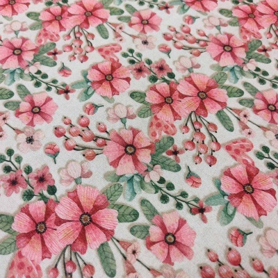 Tecido branco com padrão floral rosa e verde