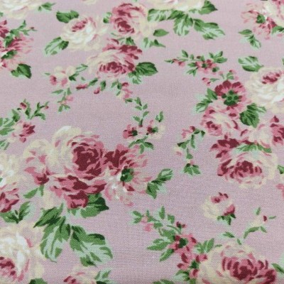 Tecido com padrão floral em tons de rosa e lilás sobre fundo lilás