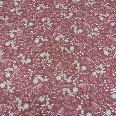 Tecido vinho com padrão branco de pássaros e flores