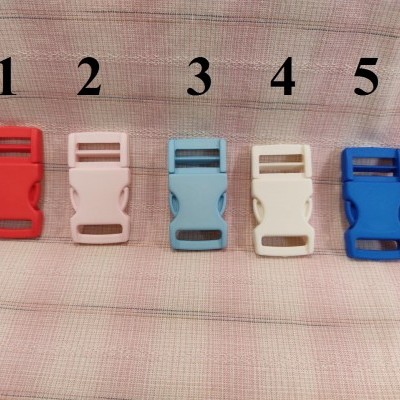 Cinco fivelas plásticas coloridas numeradas