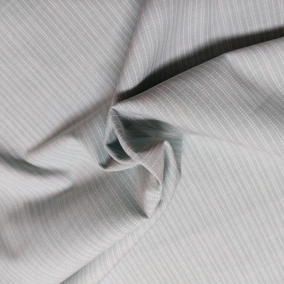 Tecido cinza claro com riscas brancas finas e dobras visíveis