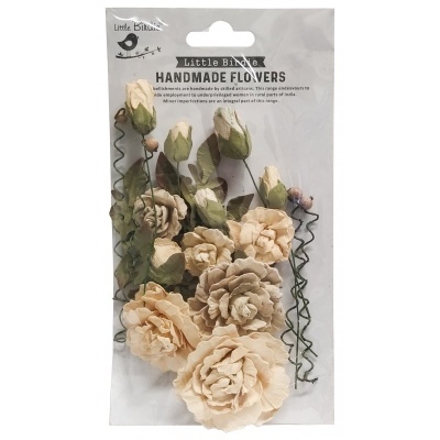 Pacote com flores artesanais de tecido creme e verde